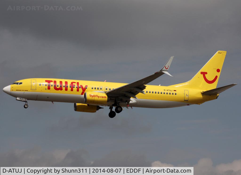 D-ATUJ, 2012 Boeing 737-8K5 C/N 39923, Landing rwy 25L with Scimitar winglets equipment