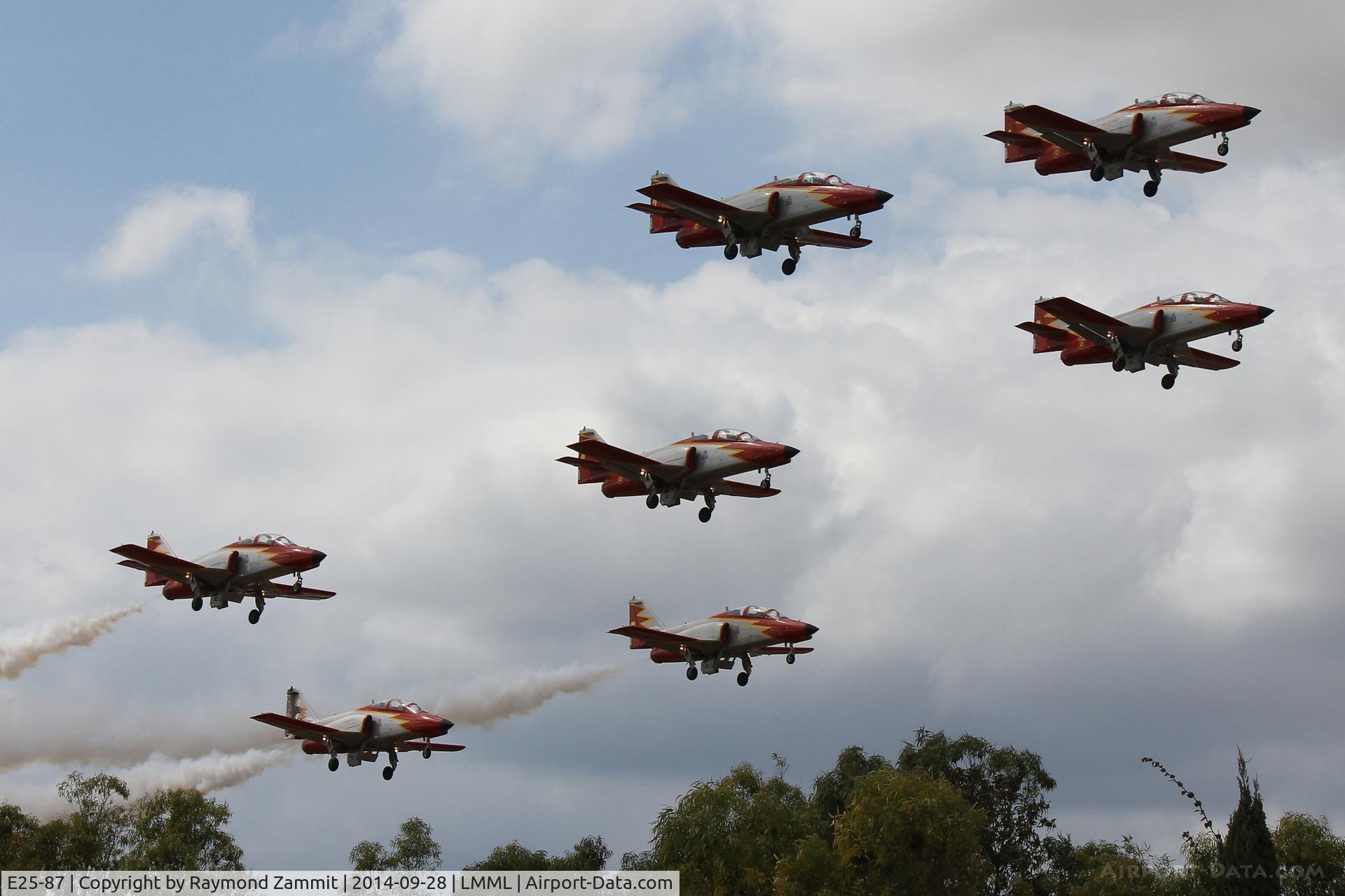 E25-87, CASA C-101EB Aviojet C/N EB01-87-101, A spectacular landing of Aguila Spanish Team Casa101s on RW05 during Malta International Air Show.