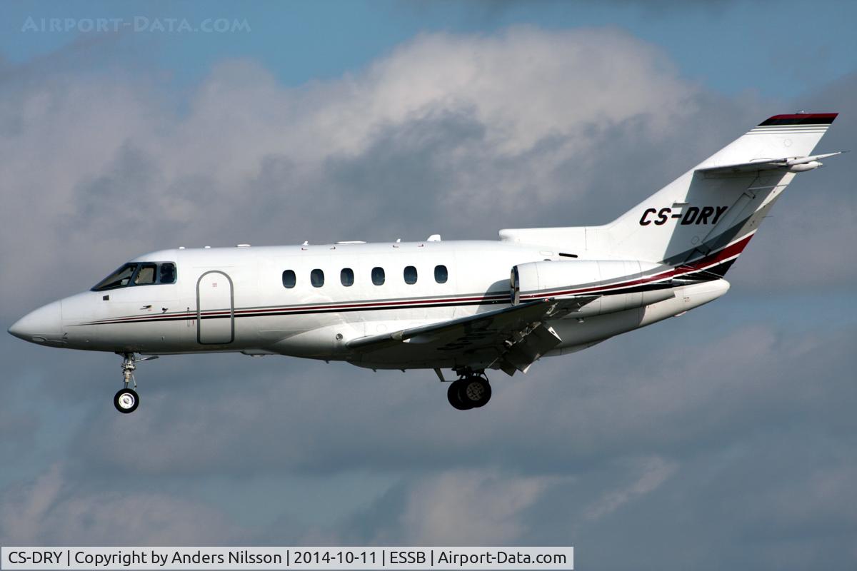 CS-DRY, 2007 Raytheon Hawker 800XP C/N 258840, On short final for runway 30.