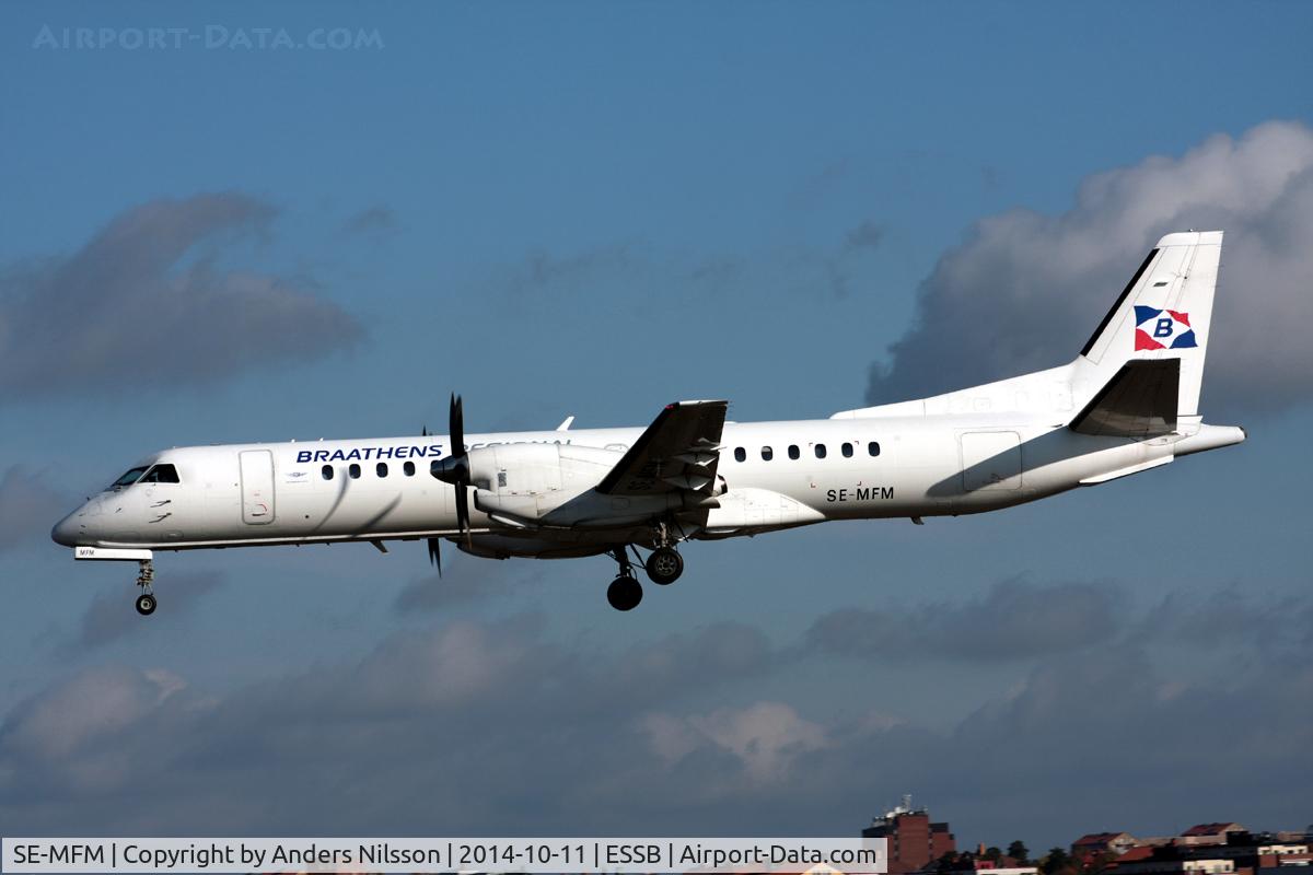 SE-MFM, 1995 Saab 2000 C/N 2000-022, On short final for runway 30.