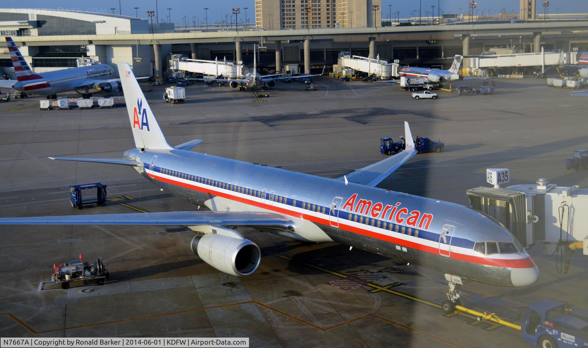 N7667A, 1992 Boeing 757-223 C/N 25301, Gate A35 DFW