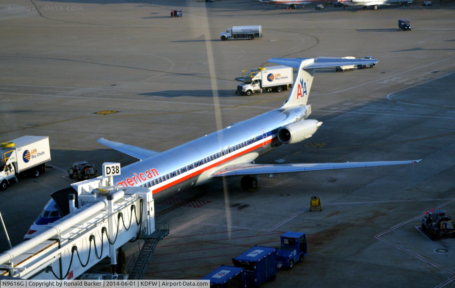 N9616G, 1997 McDonnell Douglas MD-83 (DC-9-83) C/N 53563, Gate D38 DFW
