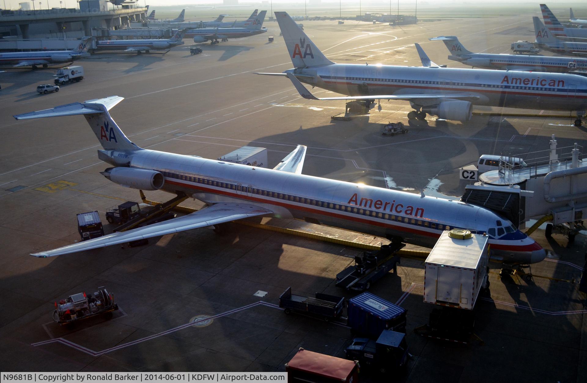 N9681B, 1999 McDonnell Douglas MD-83 (DC-9-83) C/N 53631, Gate C2 DFW