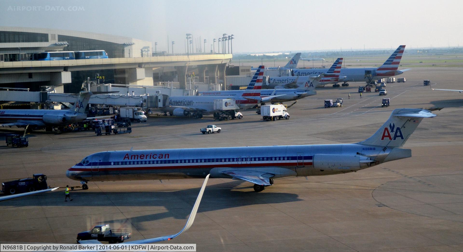 N9681B, 1999 McDonnell Douglas MD-83 (DC-9-83) C/N 53631, Pushback DFW