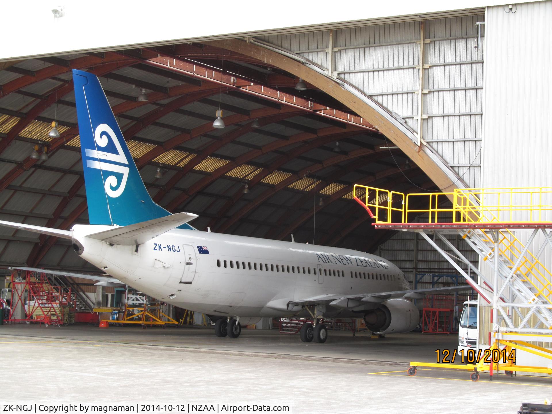 ZK-NGJ, 1999 Boeing 737-319 C/N 25609, in for check