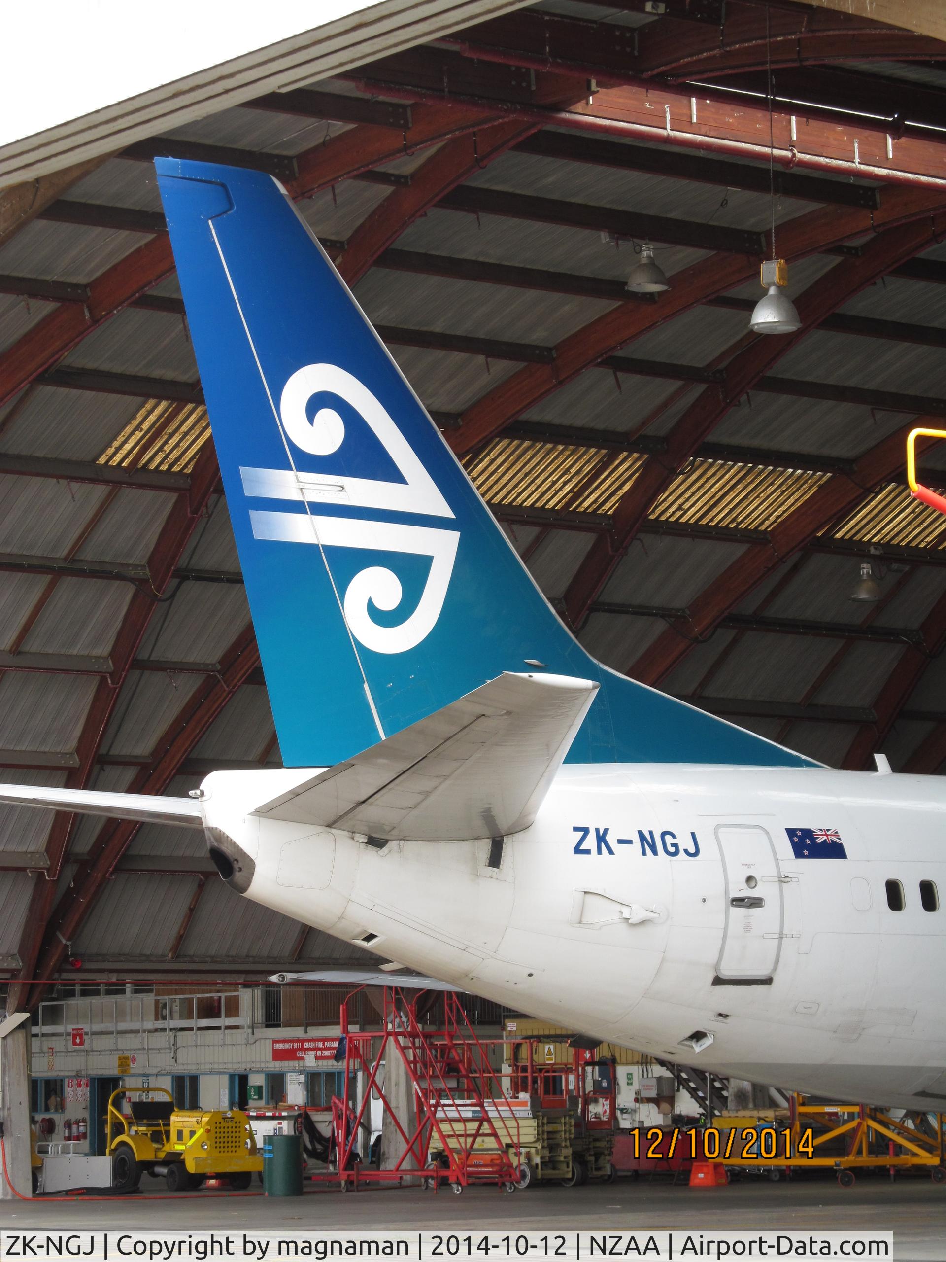 ZK-NGJ, 1999 Boeing 737-319 C/N 25609, in hangar