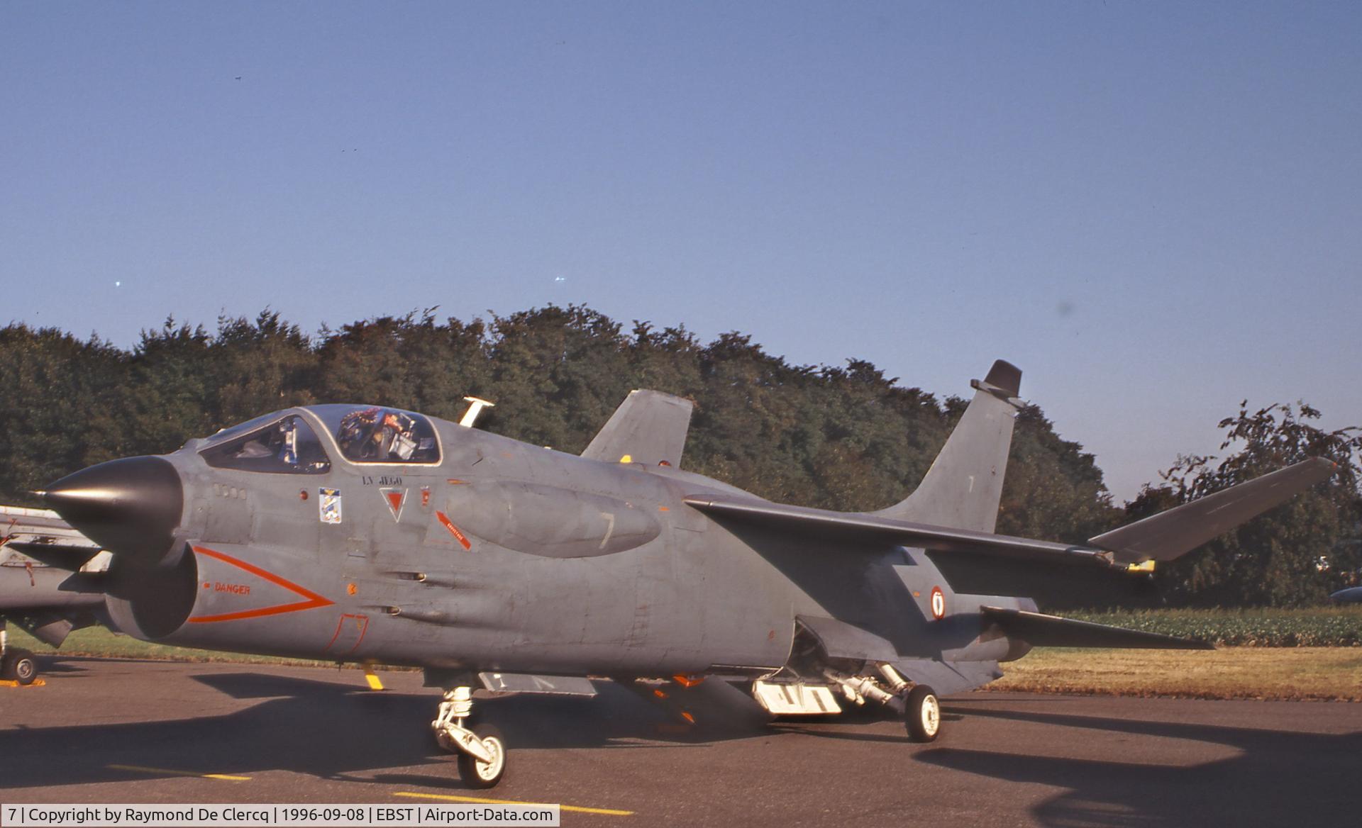 7, Vought F-8E (FN) Crusader C/N 1224, Crusader No.7 was modified in June 1994 for a longer life with the French Navy until 1999.
Seen at the Brustem Airshow on 8-9-1996.