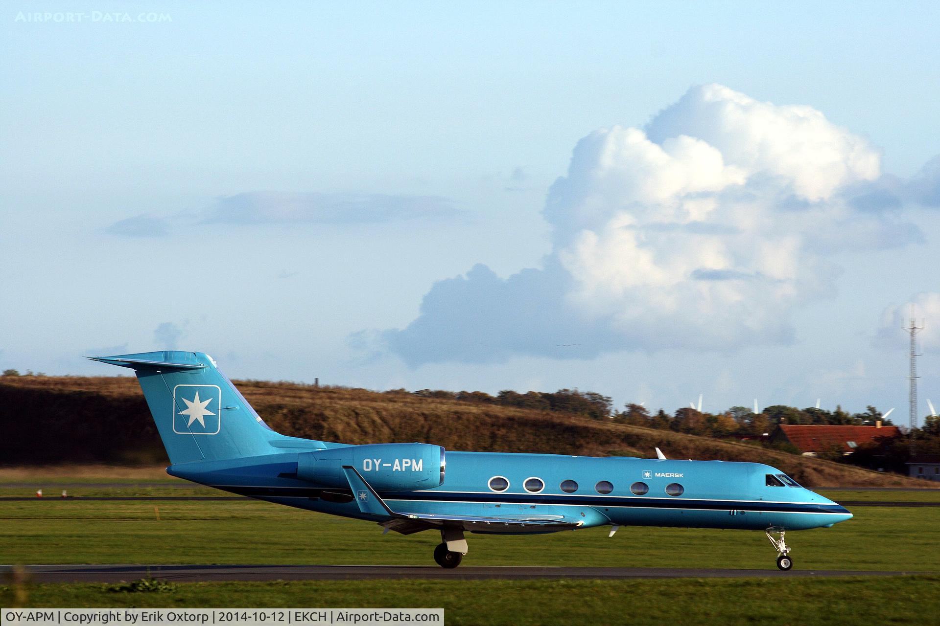 OY-APM, 2014 Gulfstream Aerospace GIV-X (G450) C/N 4305, OY-APM taking off rw 22r