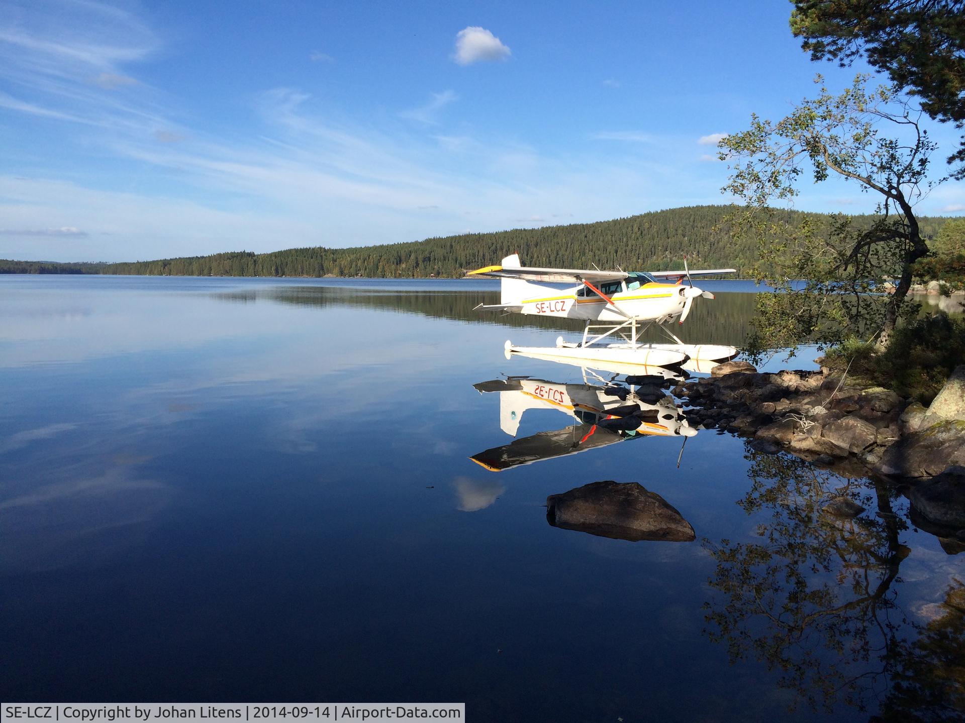 SE-LCZ, 1974 Cessna A185F Skywagon 185 C/N 185-2444, Lake Rällsjön
Anchored to avoid sharp rocks.