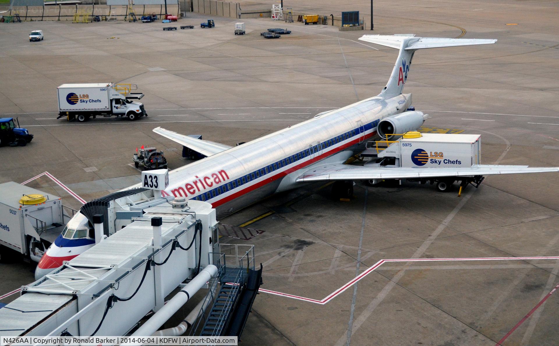 N426AA, 1986 McDonnell Douglas MD-82 (DC-9-82) C/N 49338, Gate A33 DFW
