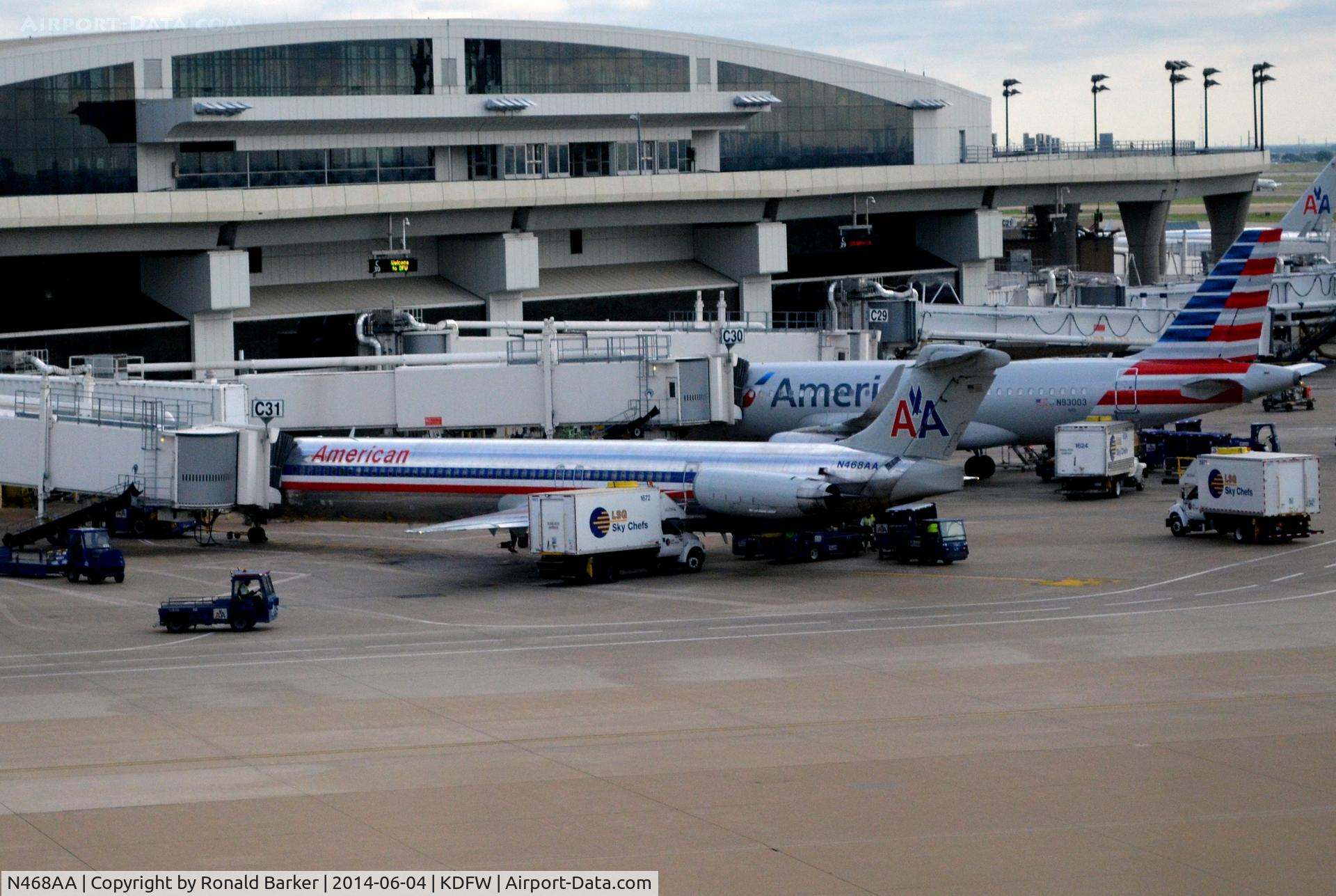 N468AA, 1988 McDonnell Douglas MD-82 (DC-9-82) C/N 49598, Gate C31  DFW