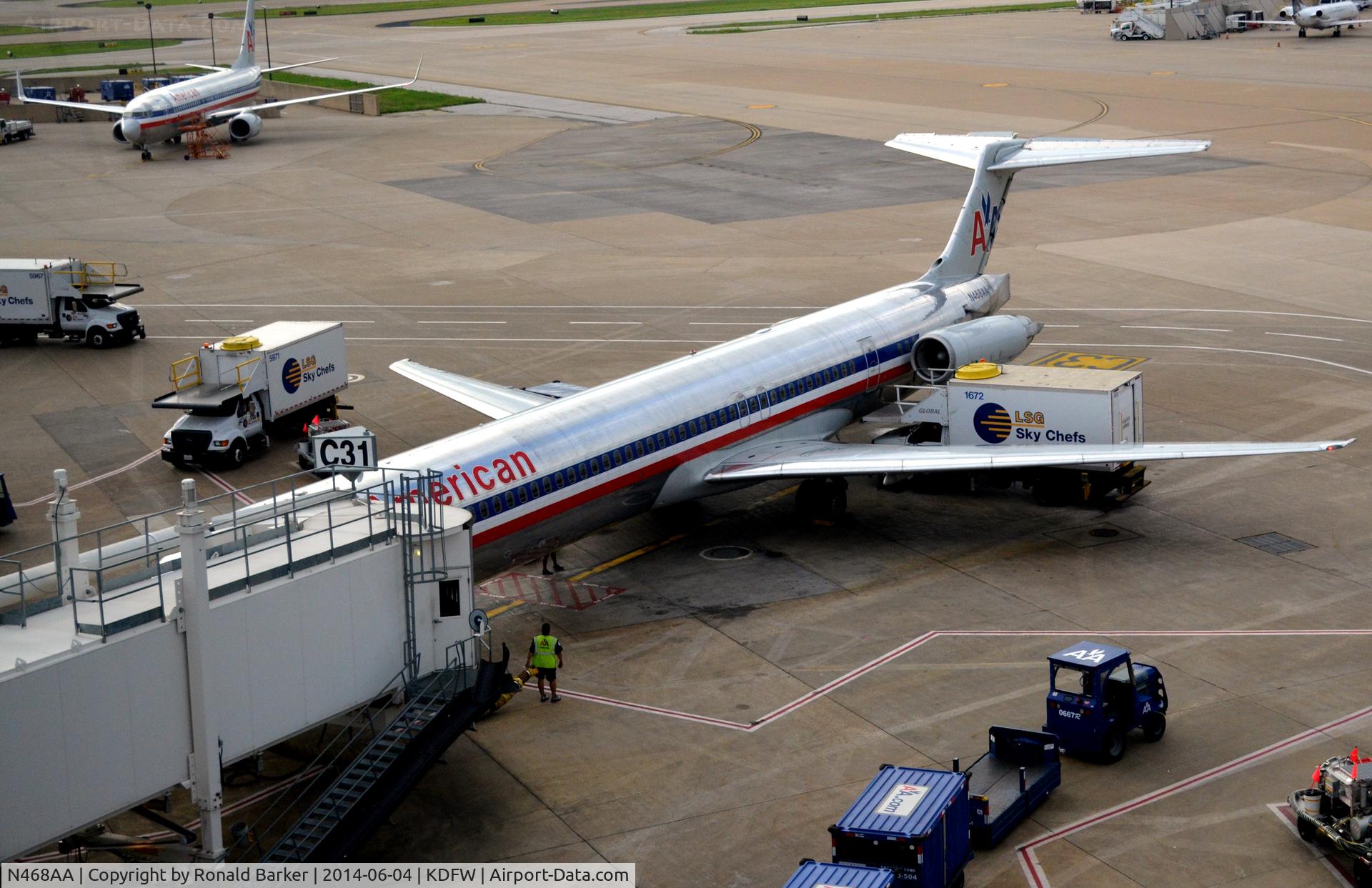 N468AA, 1988 McDonnell Douglas MD-82 (DC-9-82) C/N 49598, Gate C31 DFW