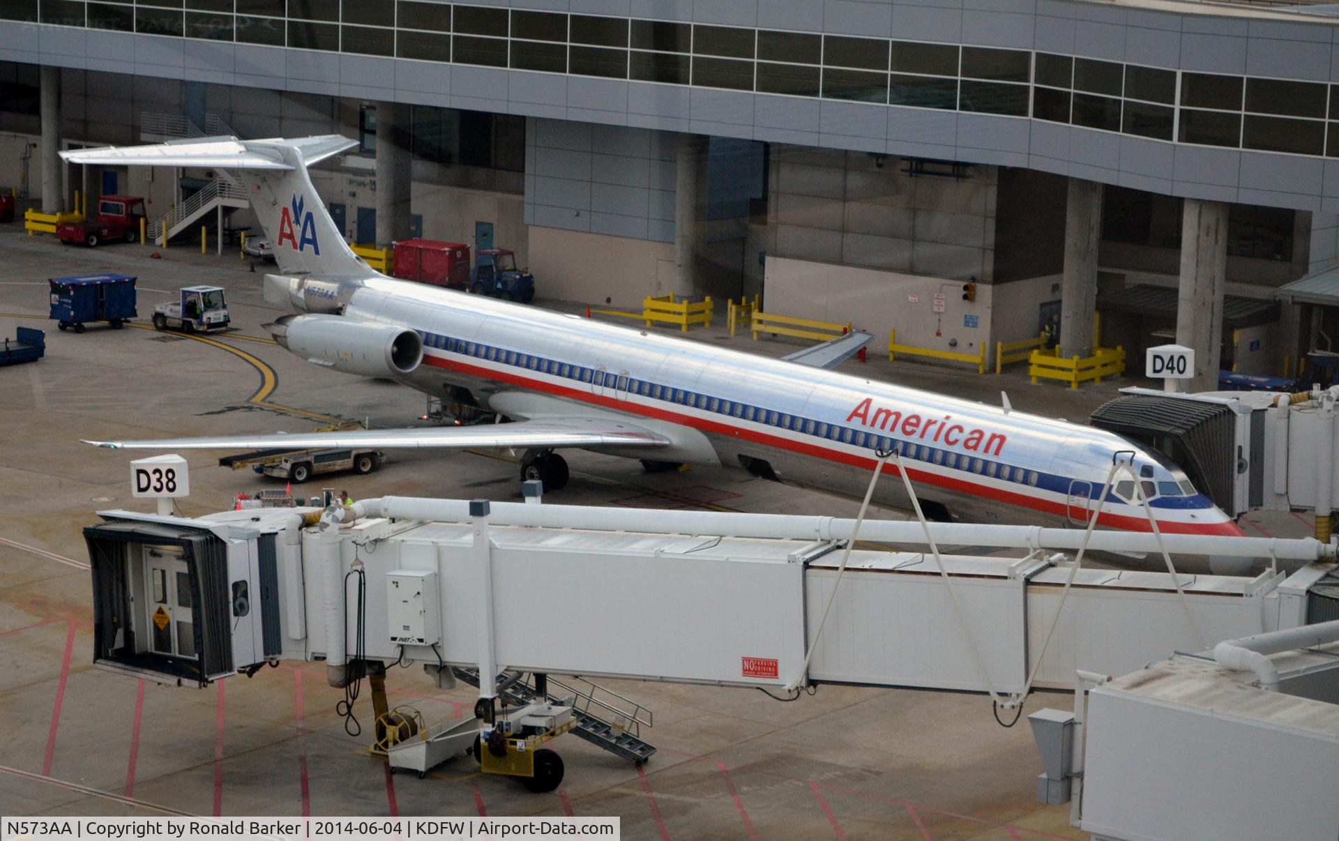 N573AA, 1991 McDonnell Douglas MD-82 (DC-9-82) C/N 53092, Gate D40 DFW