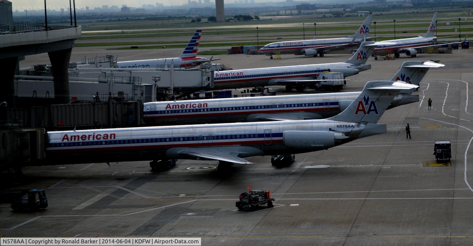 N578AA, 1991 McDonnell Douglas MD-82 (DC-9-82) C/N 53155, Gate C36 DFW