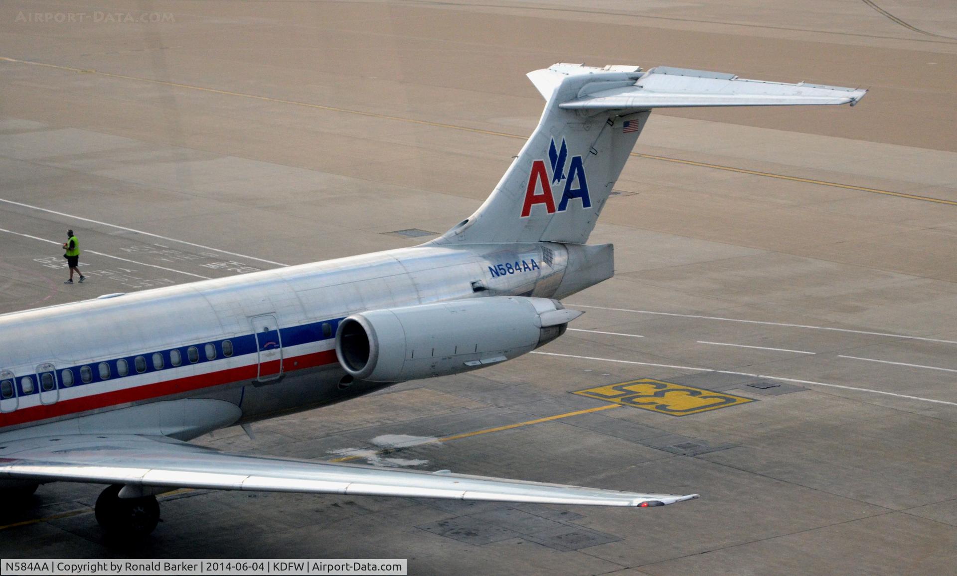 N584AA, 1991 McDonnell Douglas MD-82 (DC-9-82) C/N 53247, Gate C35  DFW