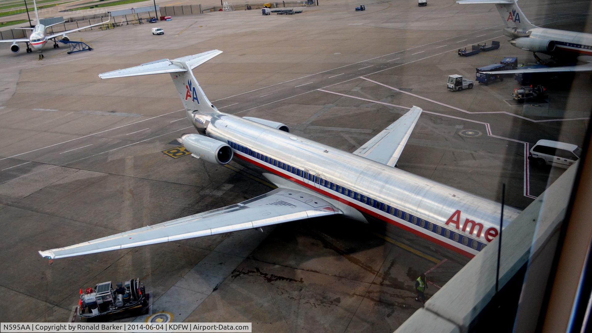 N595AA, 1992 McDonnell Douglas MD-83 (DC-9-83) C/N 53285, Gate A28 DFW