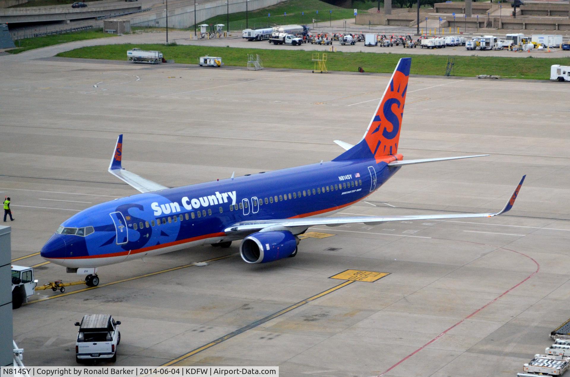 N814SY, 2001 Boeing 737-8BK C/N 30620, Pushback DFW