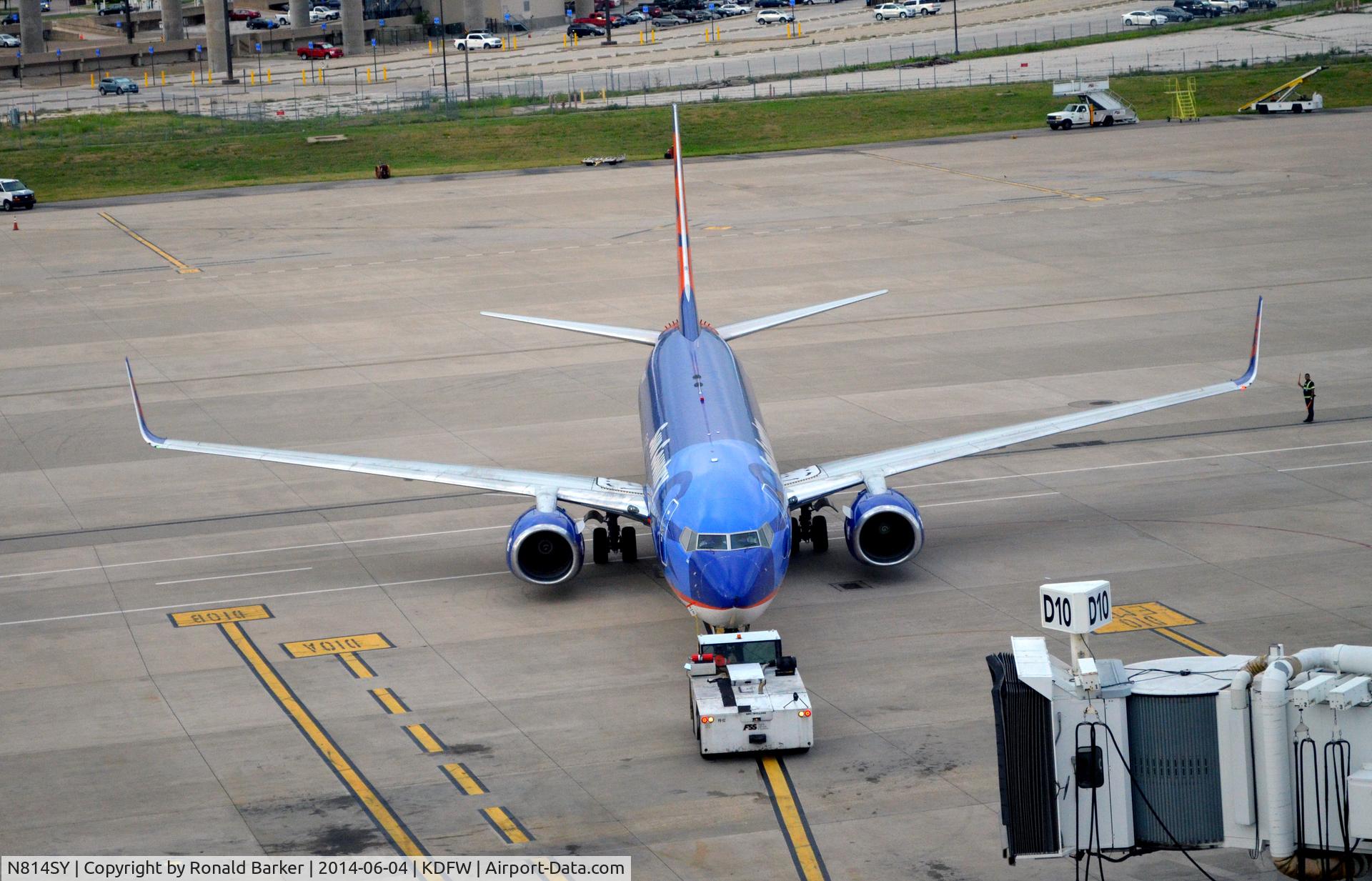 N814SY, 2001 Boeing 737-8BK C/N 30620, Pushback DFW