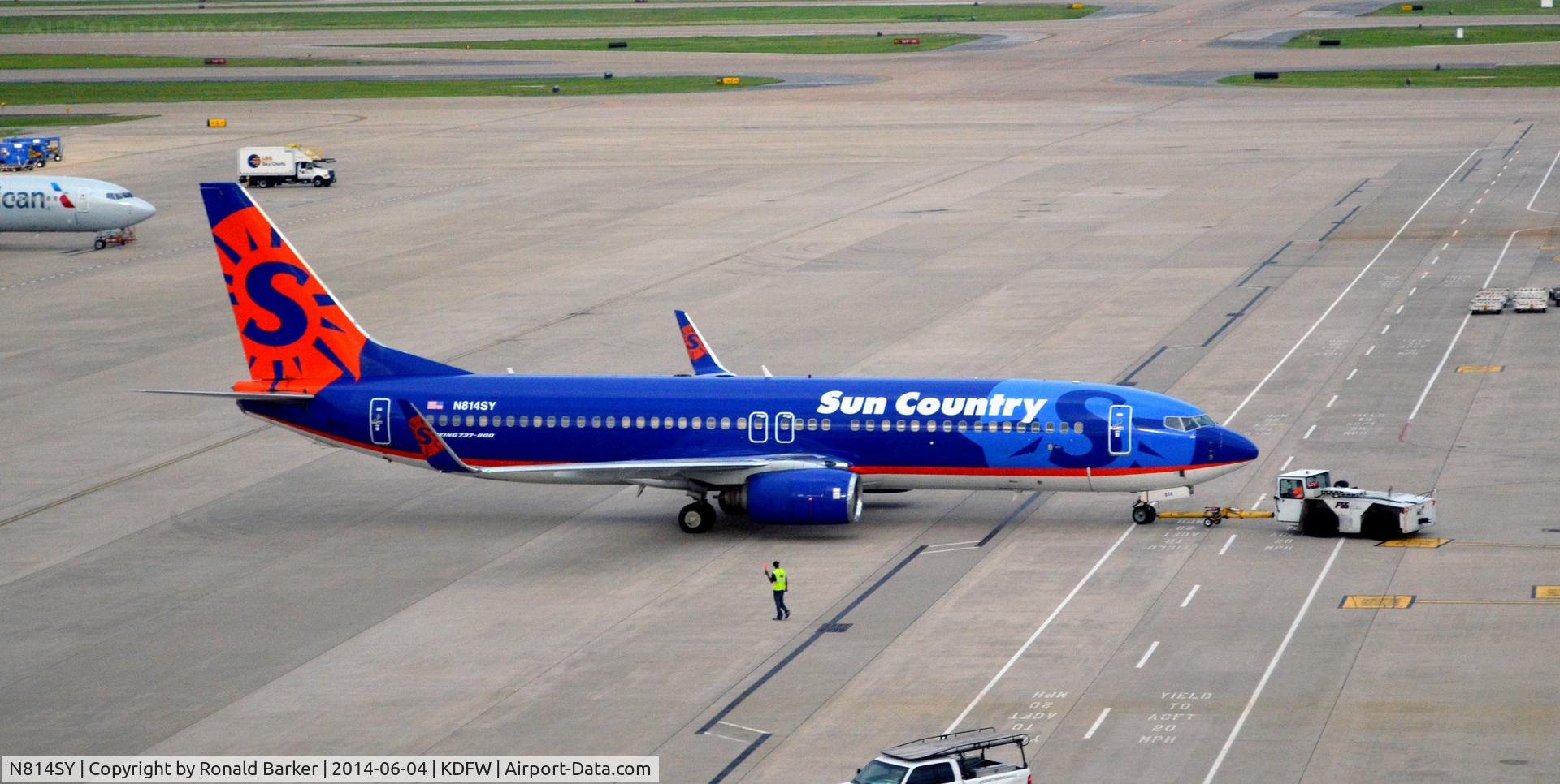 N814SY, 2001 Boeing 737-8BK C/N 30620, Pushback DFW