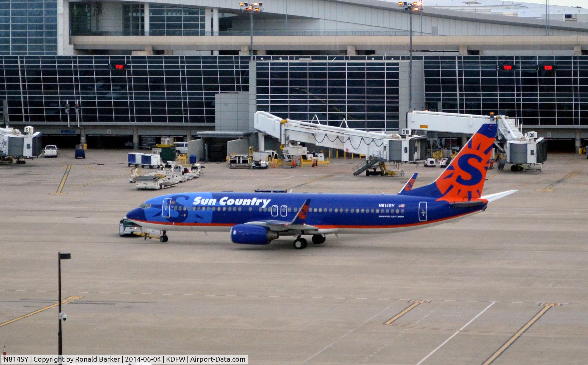 N814SY, 2001 Boeing 737-8BK C/N 30620, Pushback DFW