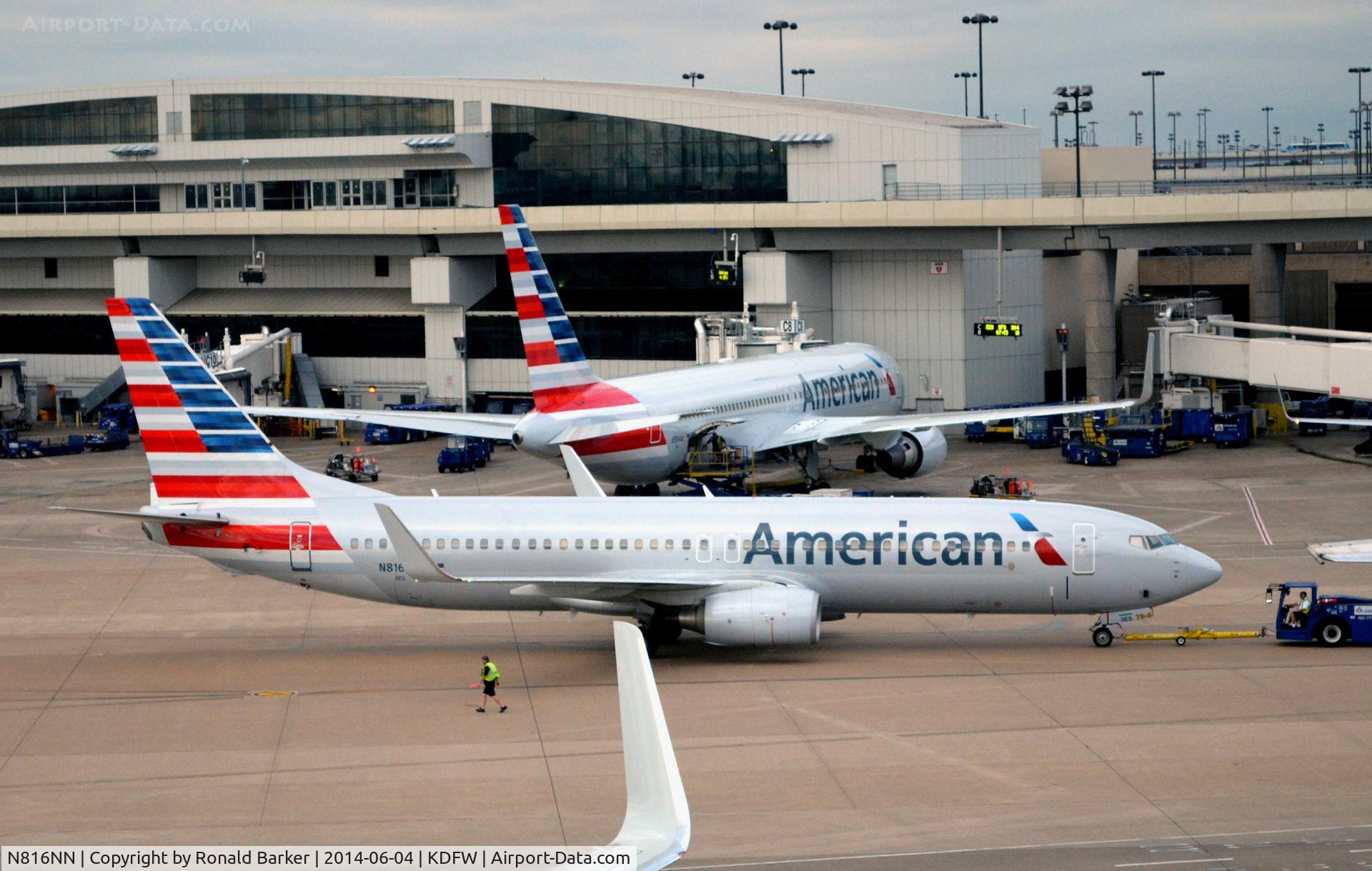 N816NN, 2009 Boeing 737-823 C/N 31081, Pushback DFW