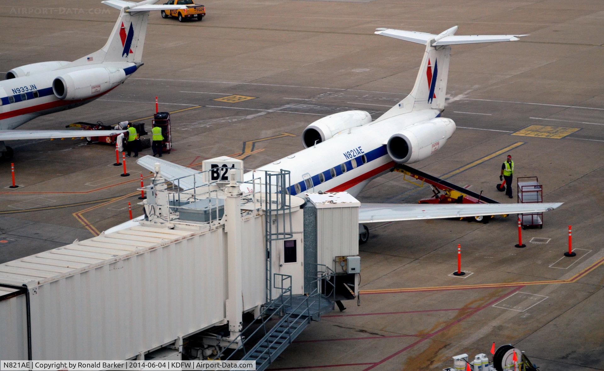 N821AE, 2002 Embraer ERJ-140LR (EMB-135KL) C/N 145577, Gate B21 DFW