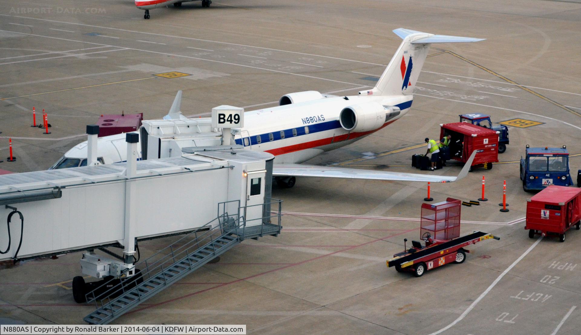 N880AS, 2002 Bombardier CRJ-200ER (CL-600-2B19) C/N 7606, Gate B52 DFW