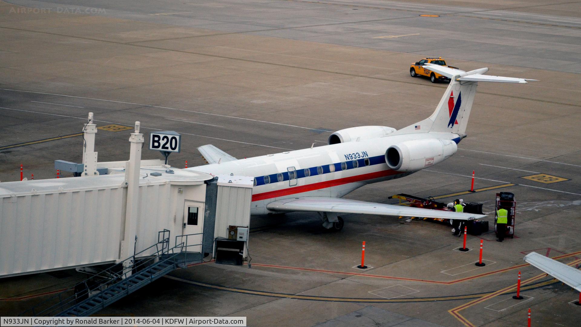 N933JN, 2005 Embraer ERJ-145LR (EMB-145LR) C/N 14500918, Gate B20 DFW