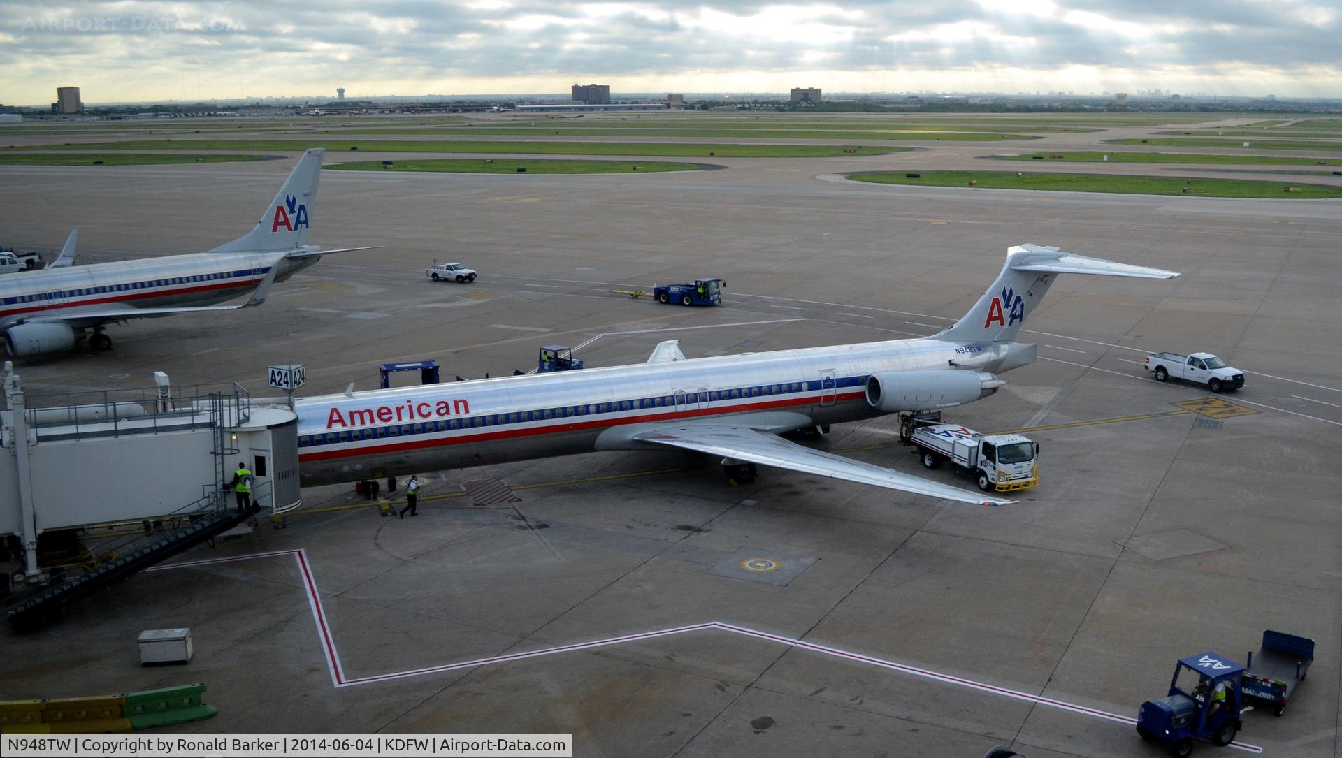 N948TW, 1987 McDonnell Douglas MD-83 (DC-9-83) C/N 49575, Gate A24 DFW