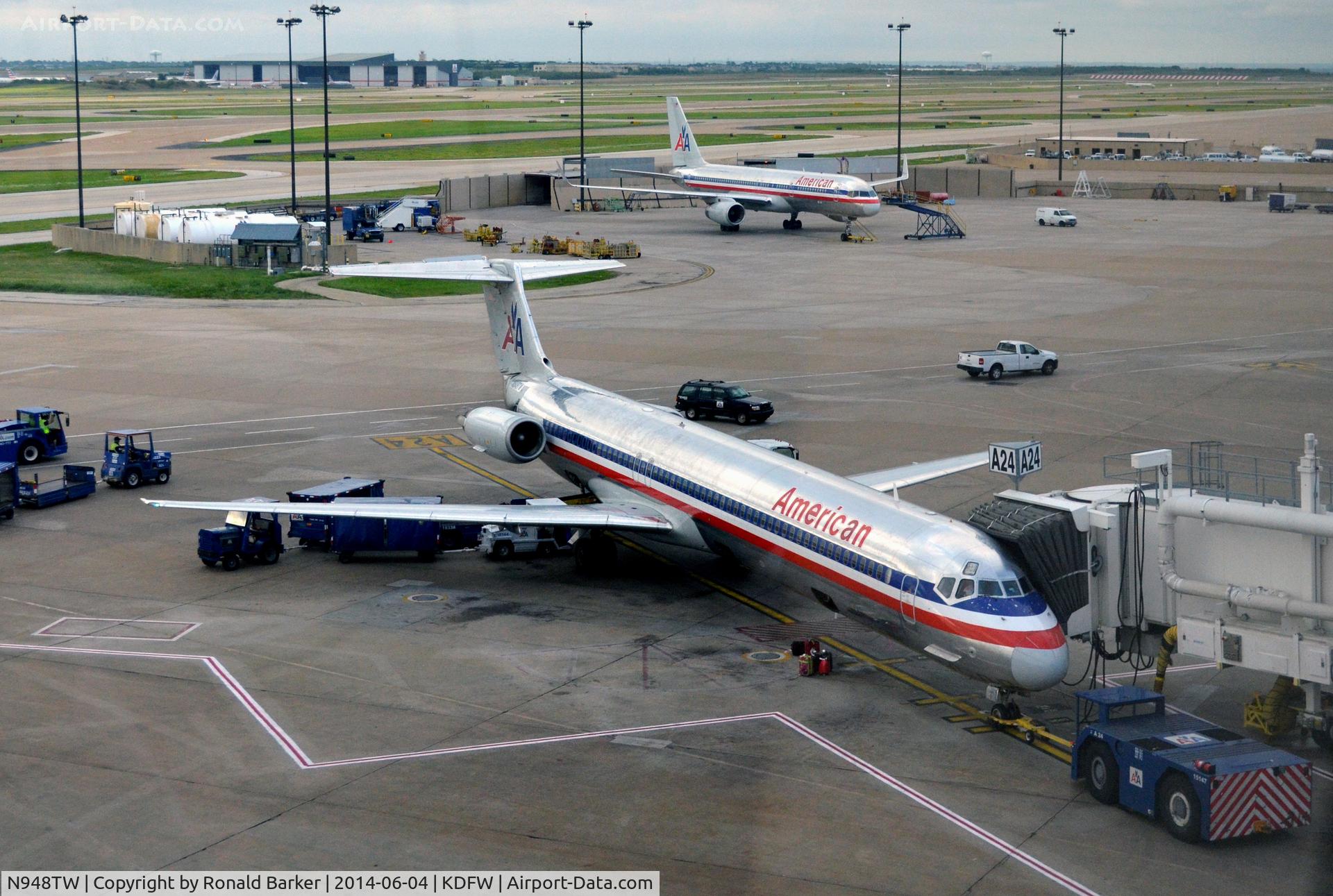 N948TW, 1987 McDonnell Douglas MD-83 (DC-9-83) C/N 49575, Gate A24 DFW