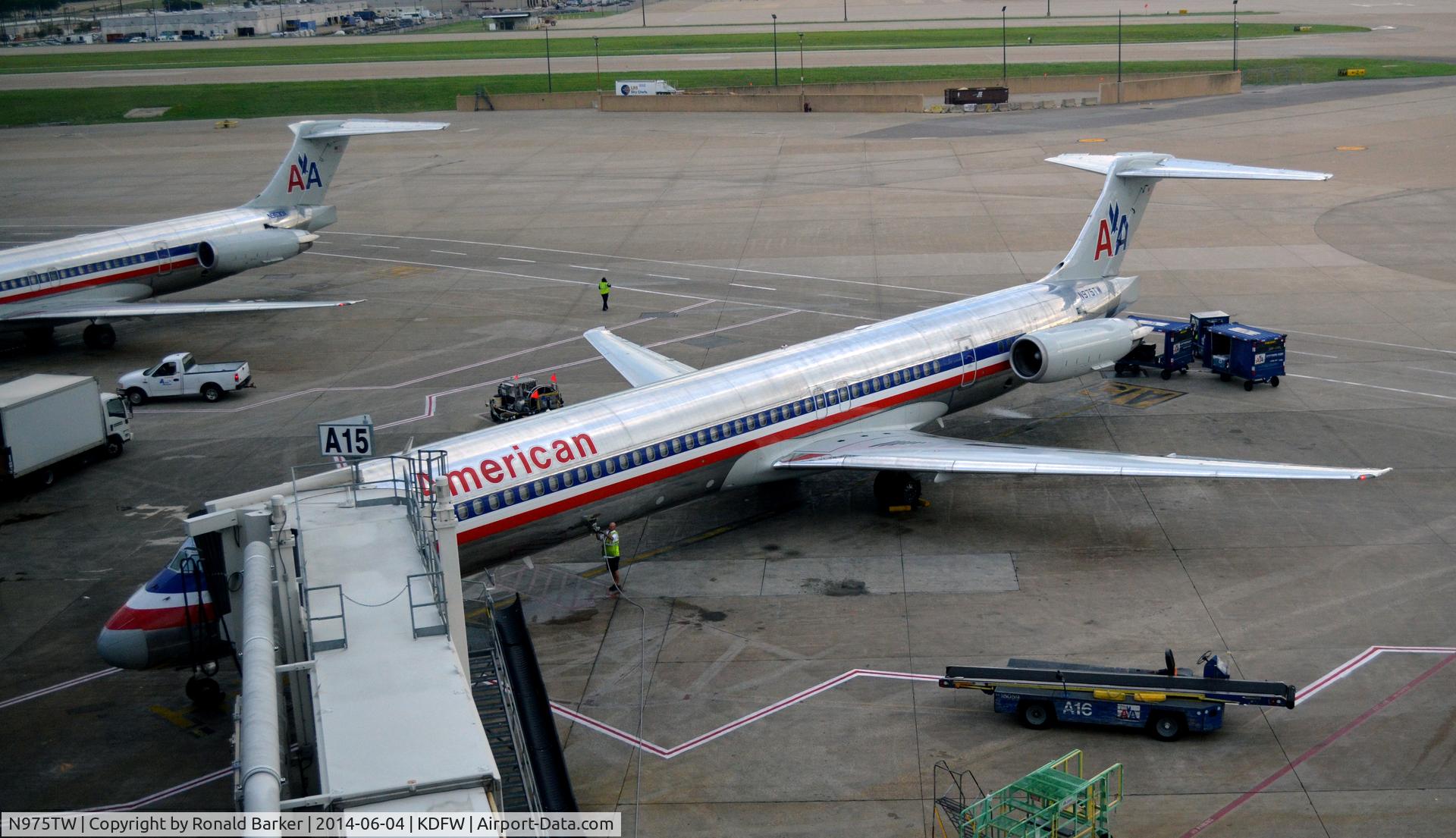 N975TW, 1999 McDonnell Douglas MD-83 (DC-9-83) C/N 53625, Gate A15 DFW