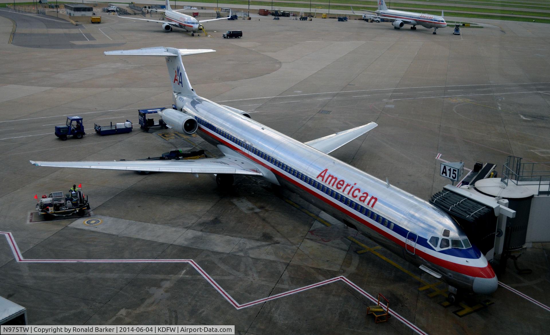 N975TW, 1999 McDonnell Douglas MD-83 (DC-9-83) C/N 53625, Gate A15 DFW