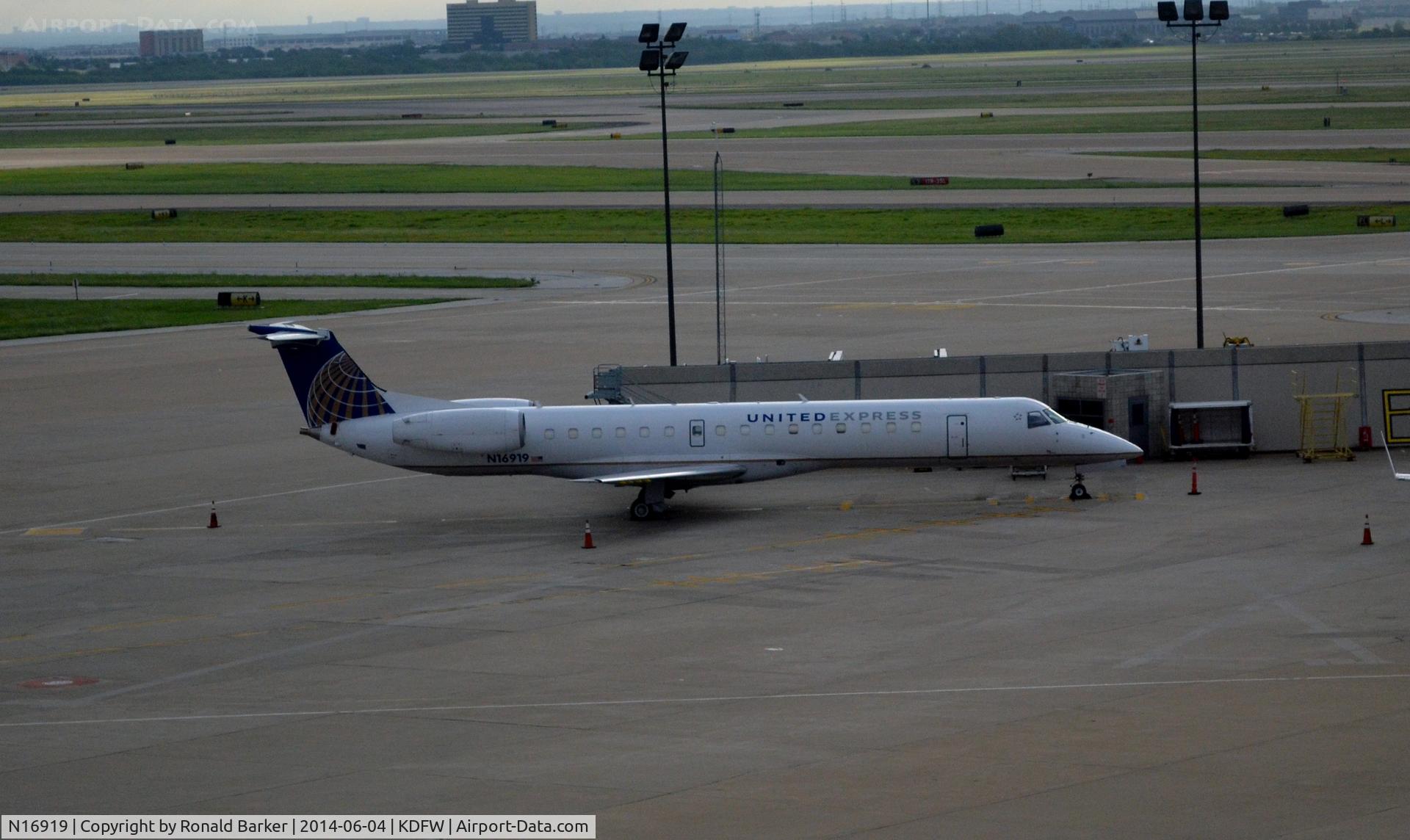 N16919, 2001 Embraer EMB-145LR C/N 145393, Taxi DFW