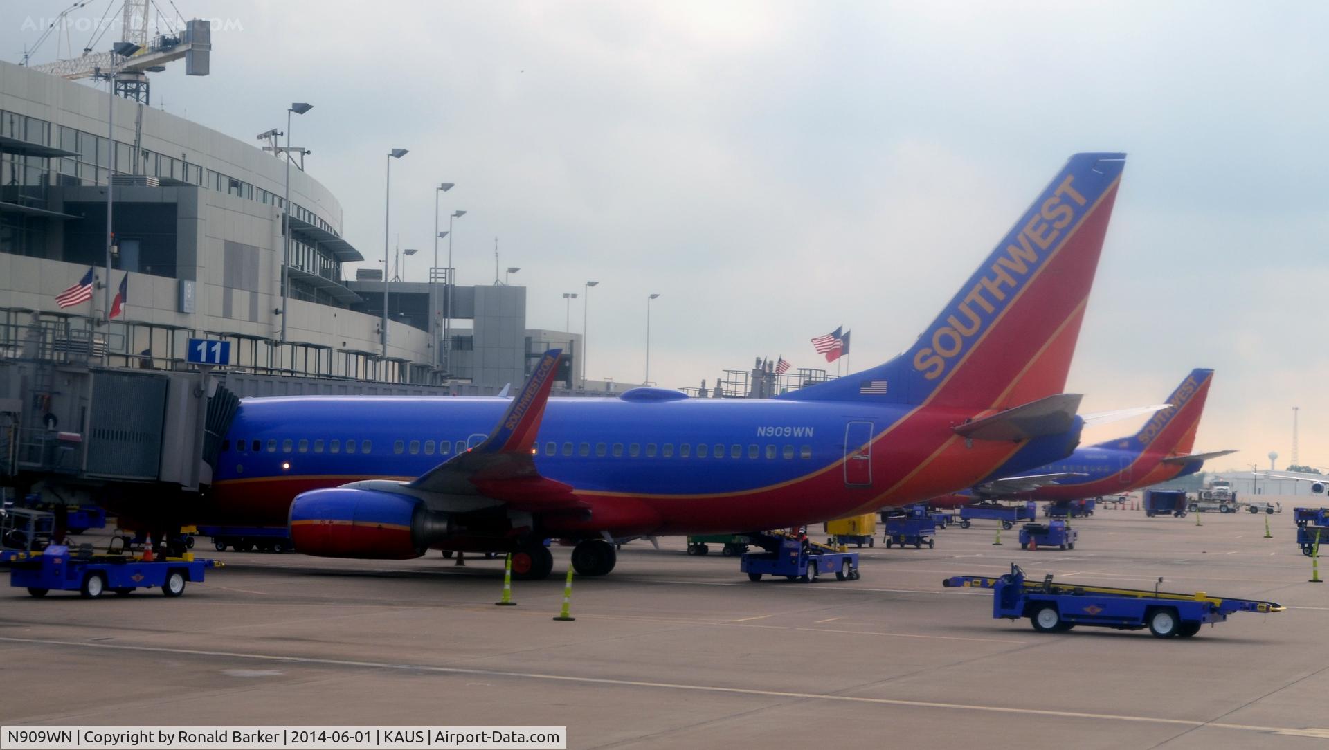 N909WN, 2008 Boeing 737-7H4 C/N 32458, Gate 11 Austin