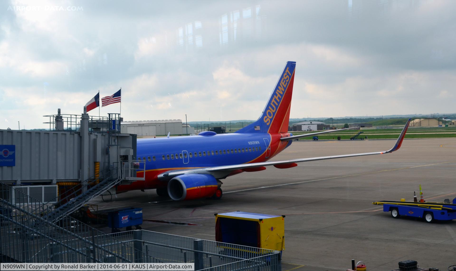 N909WN, 2008 Boeing 737-7H4 C/N 32458, Gate 11 Austin