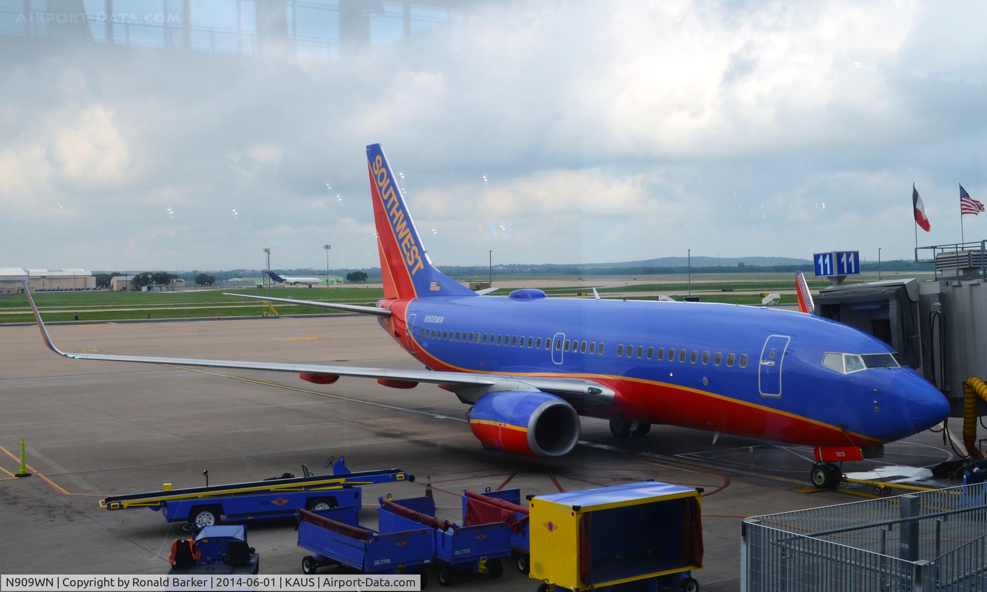 N909WN, 2008 Boeing 737-7H4 C/N 32458, Gate 11 Austin