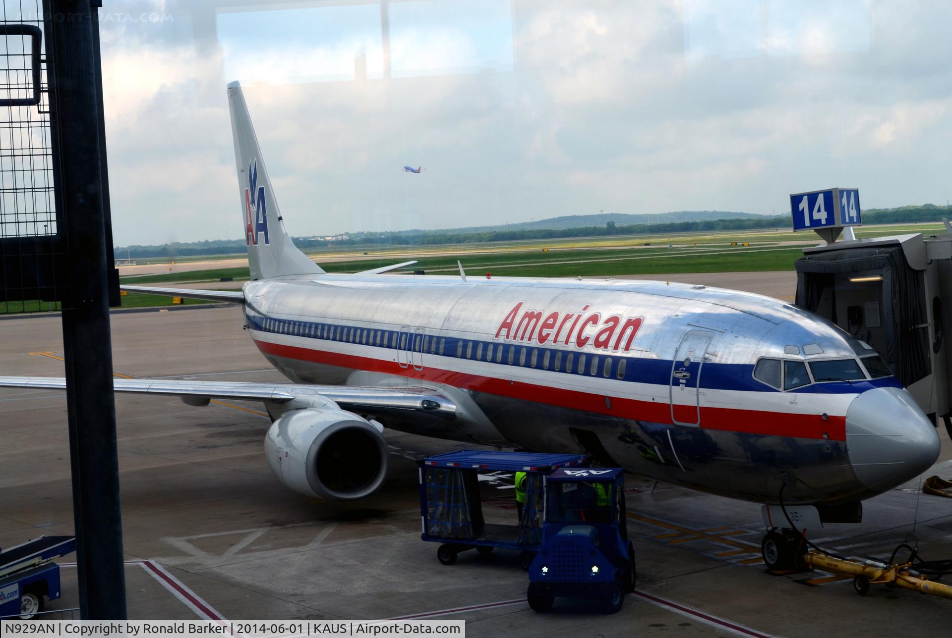N929AN, 2000 Boeing 737-823 C/N 30078, Gate 14 Austin