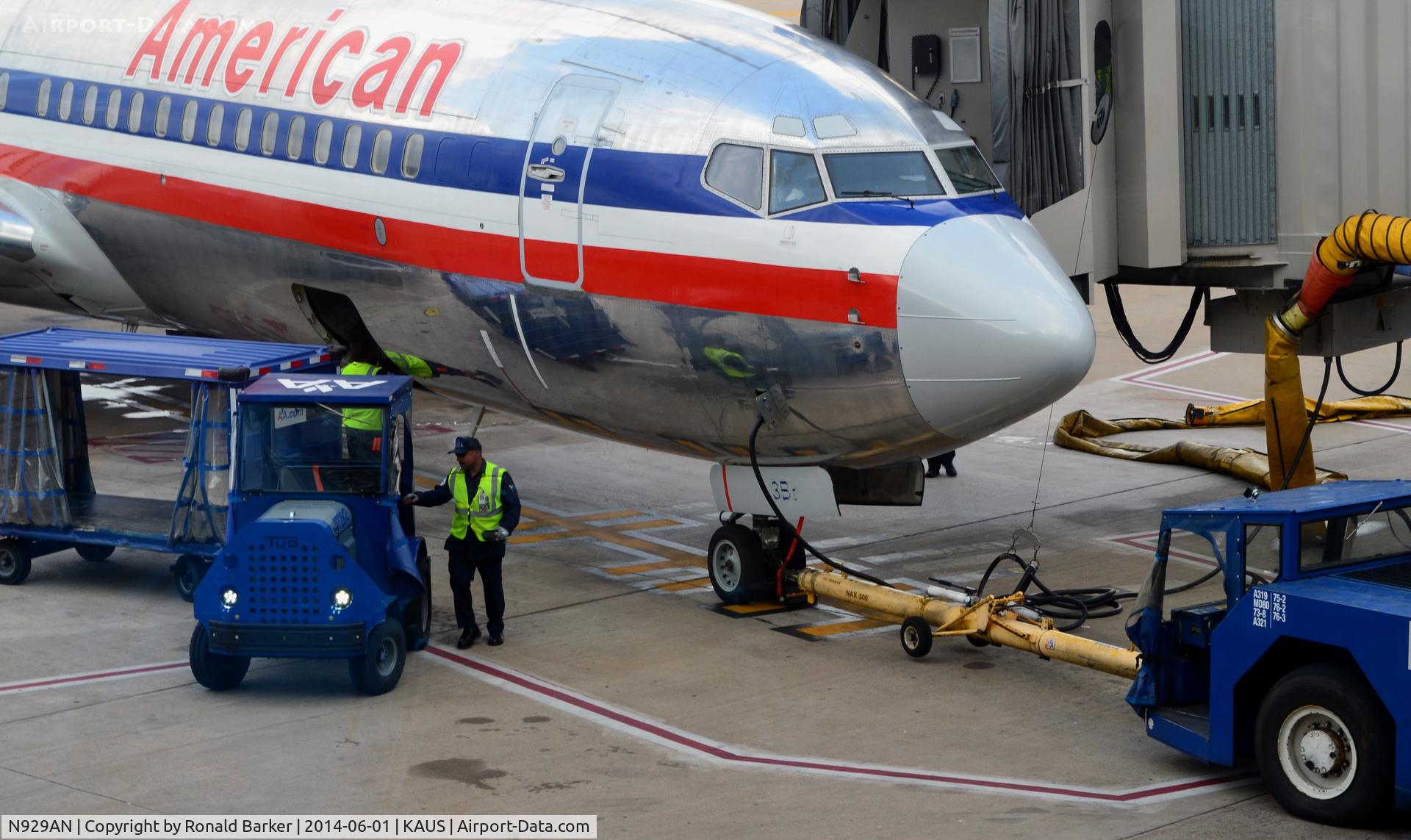 N929AN, 2000 Boeing 737-823 C/N 30078, Gate 14 Austin