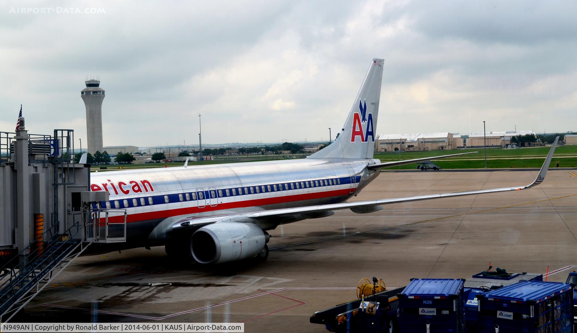 N949AN, 2000 Boeing 737-823 C/N 29537, Gate 15 Austin