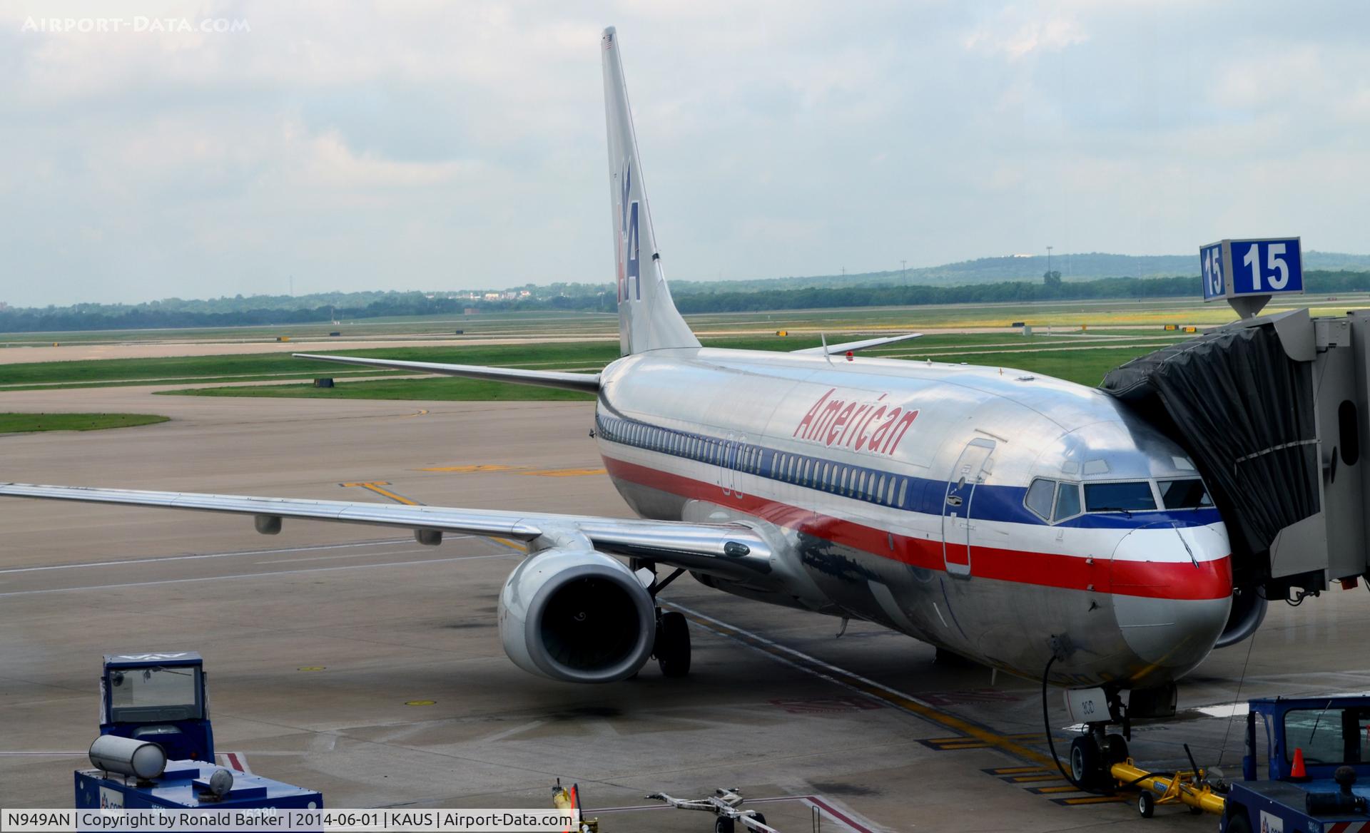 N949AN, 2000 Boeing 737-823 C/N 29537, Gate 15 Austin