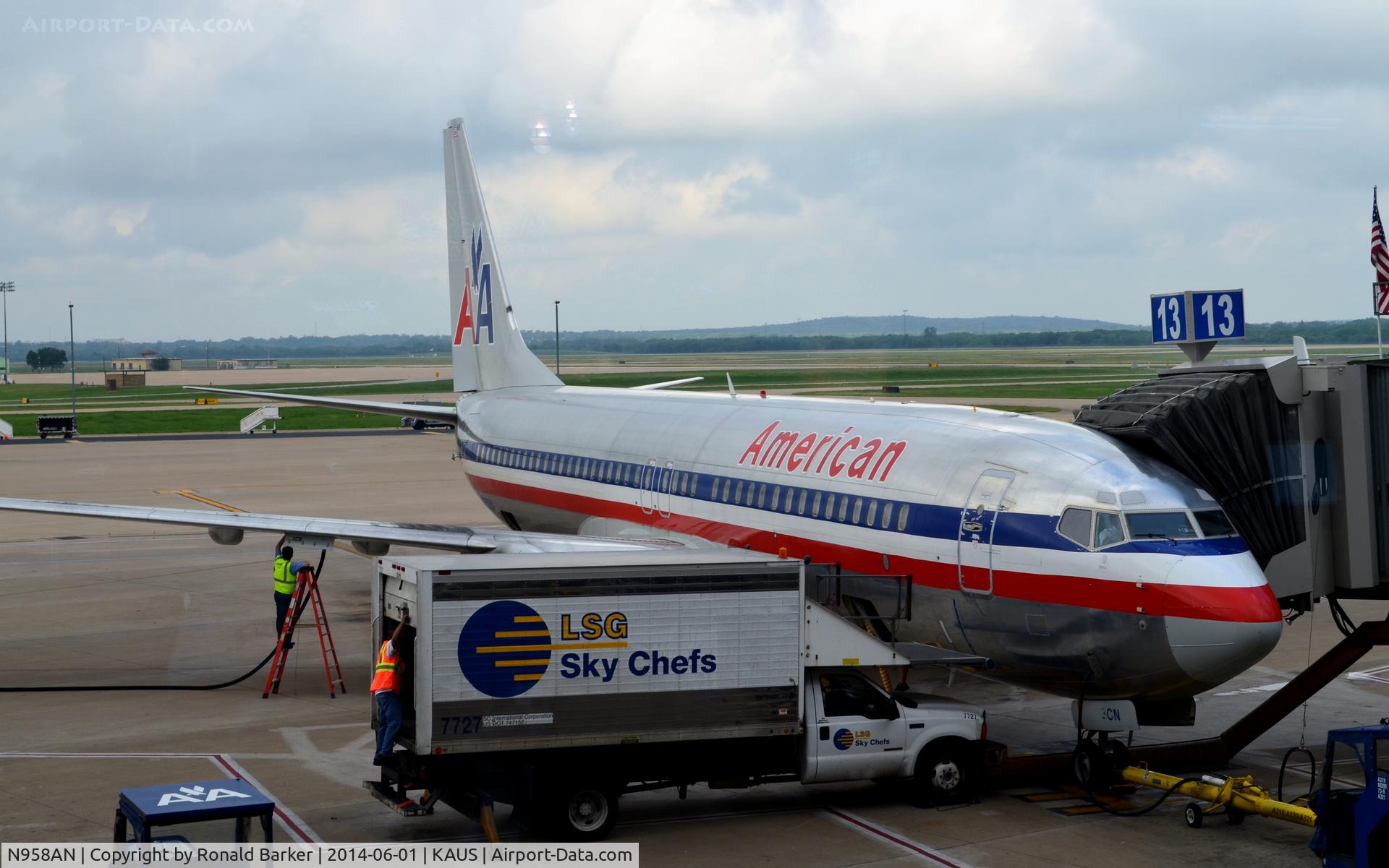 N958AN, 2001 Boeing 737-823 C/N 30091, Gate 13 Austin