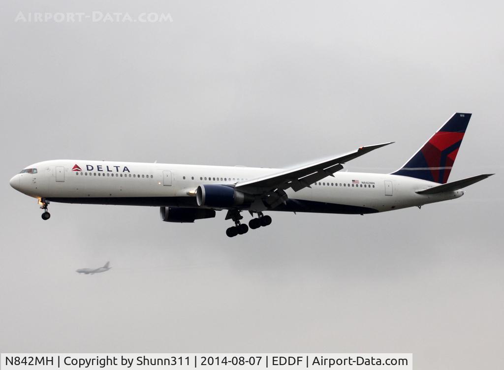 N842MH, 2001 Boeing 767-432/ER C/N 29715, Landing rwy 25L