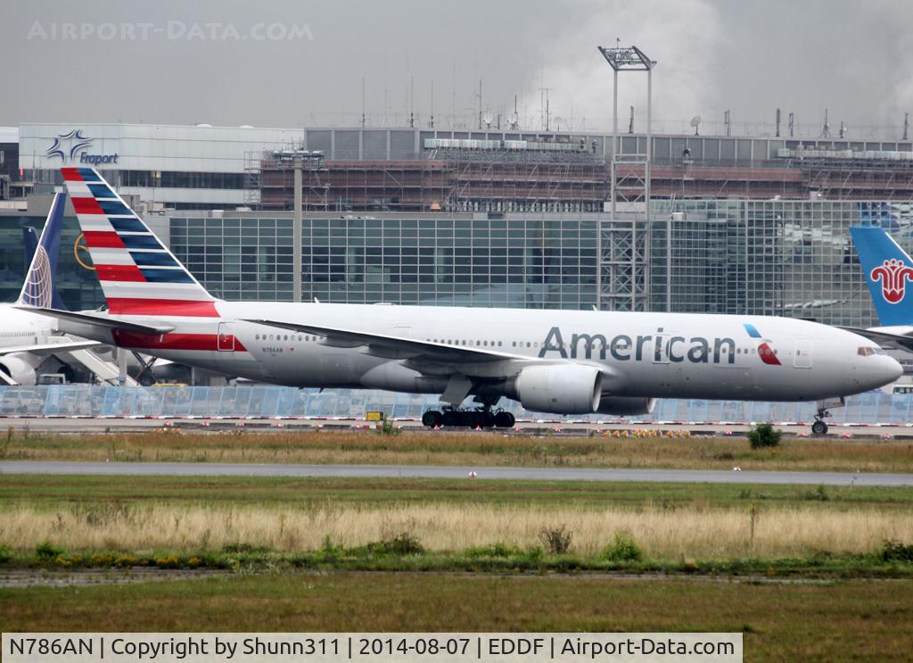 N786AN, 2000 Boeing 777-223 C/N 30250, Taxiing to his gate...