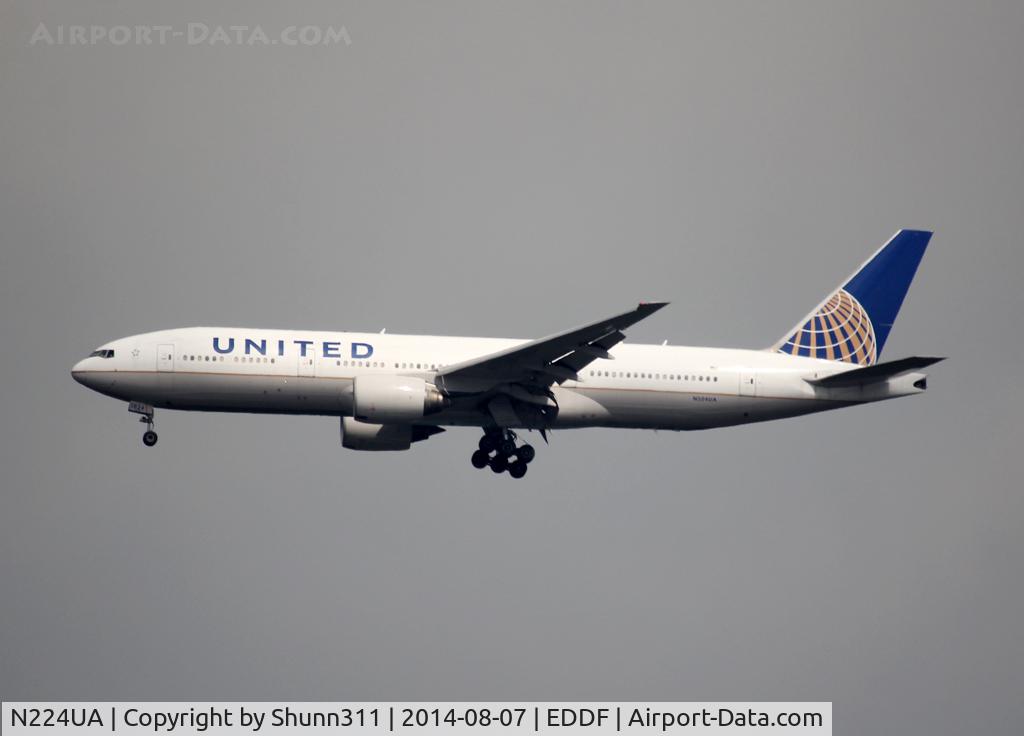 N224UA, 2001 Boeing 777-222 C/N 30225, Landing rwy 25R