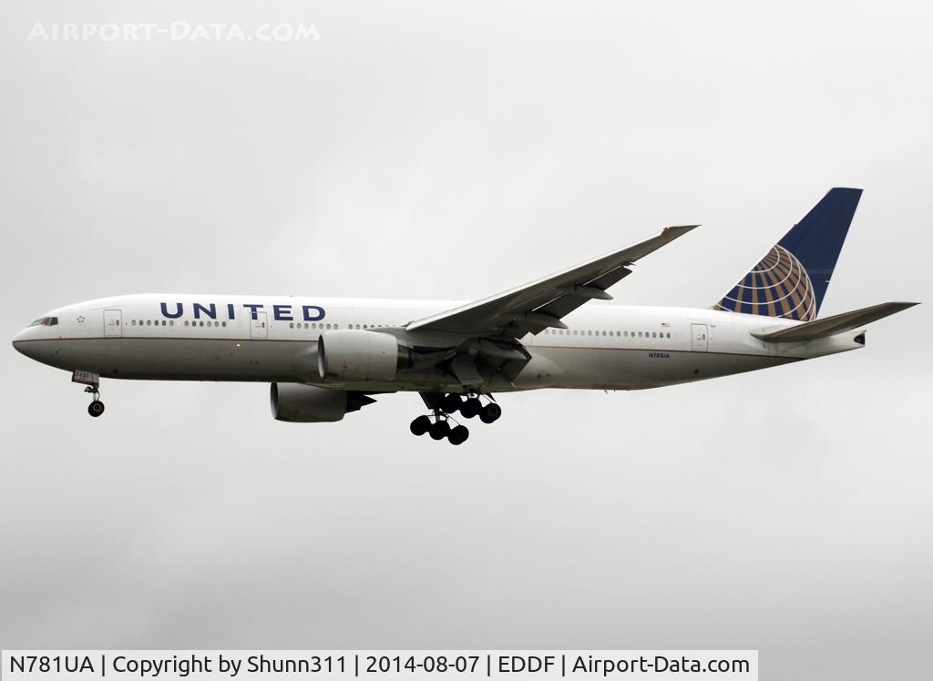 N781UA, 1996 Boeing 777-222 C/N 26945, Landing rwy 25L