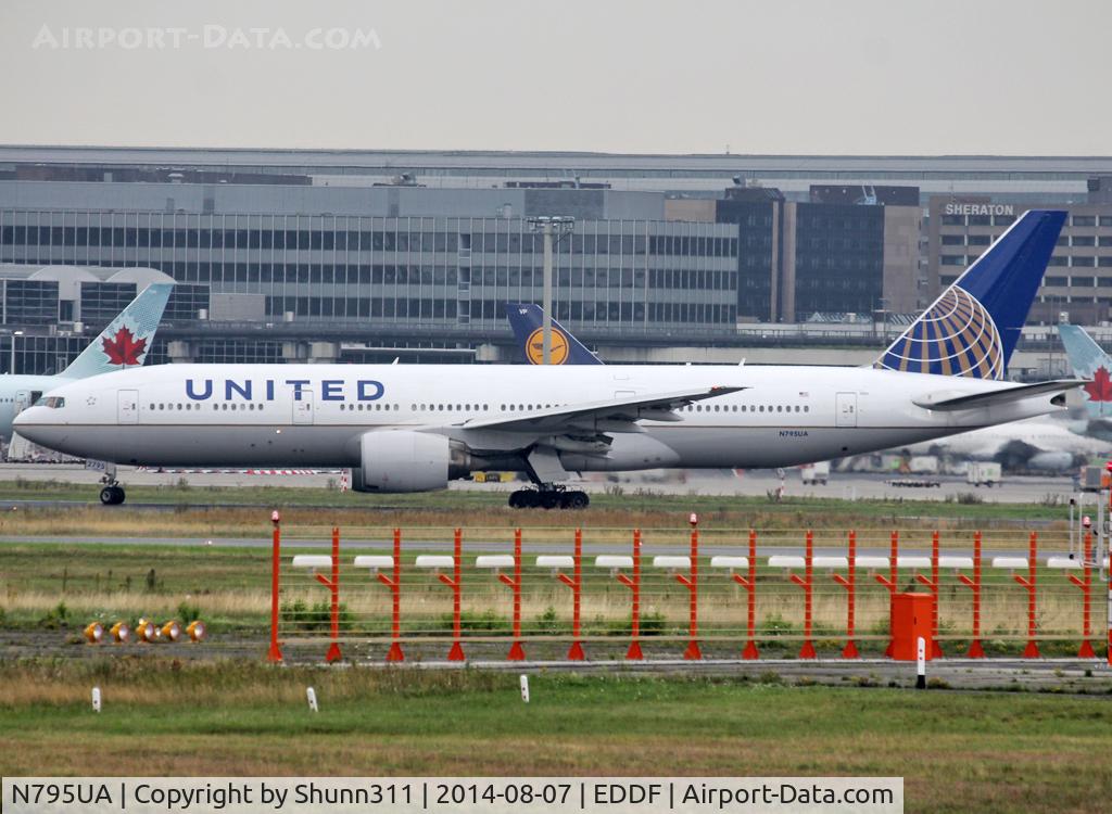 N795UA, 1997 Boeing 777-222 C/N 26927, Lining up rwy 25M for departure...