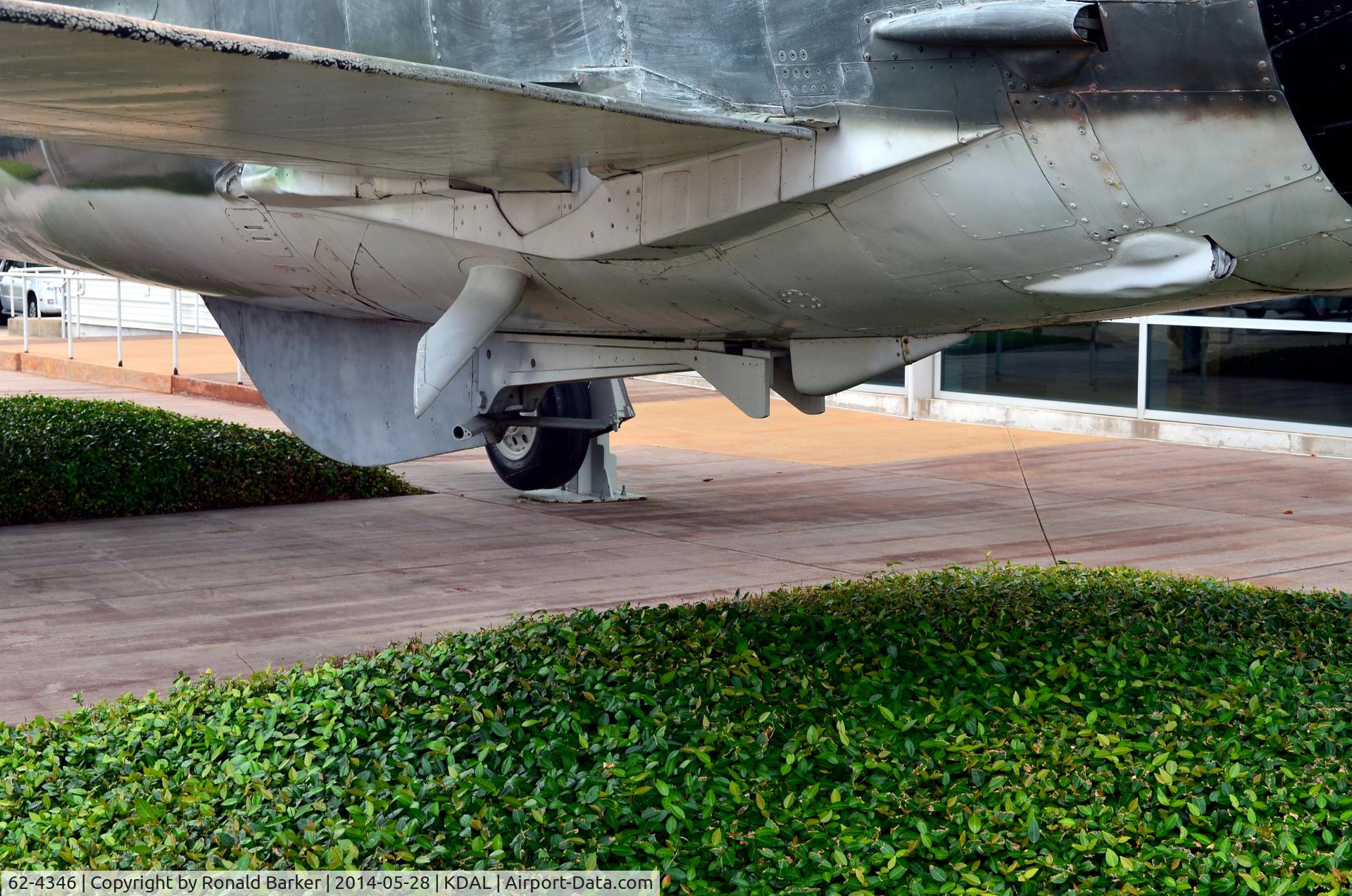 62-4346, 1962 Republic F-105D Thunderchief C/N D525, Looking at the tailhook, Frontiers of Flight Museum DAL