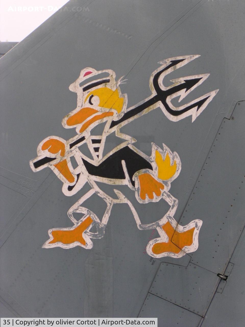 35, Vought F-8E(FN) Crusader C/N 1252, tail insigna