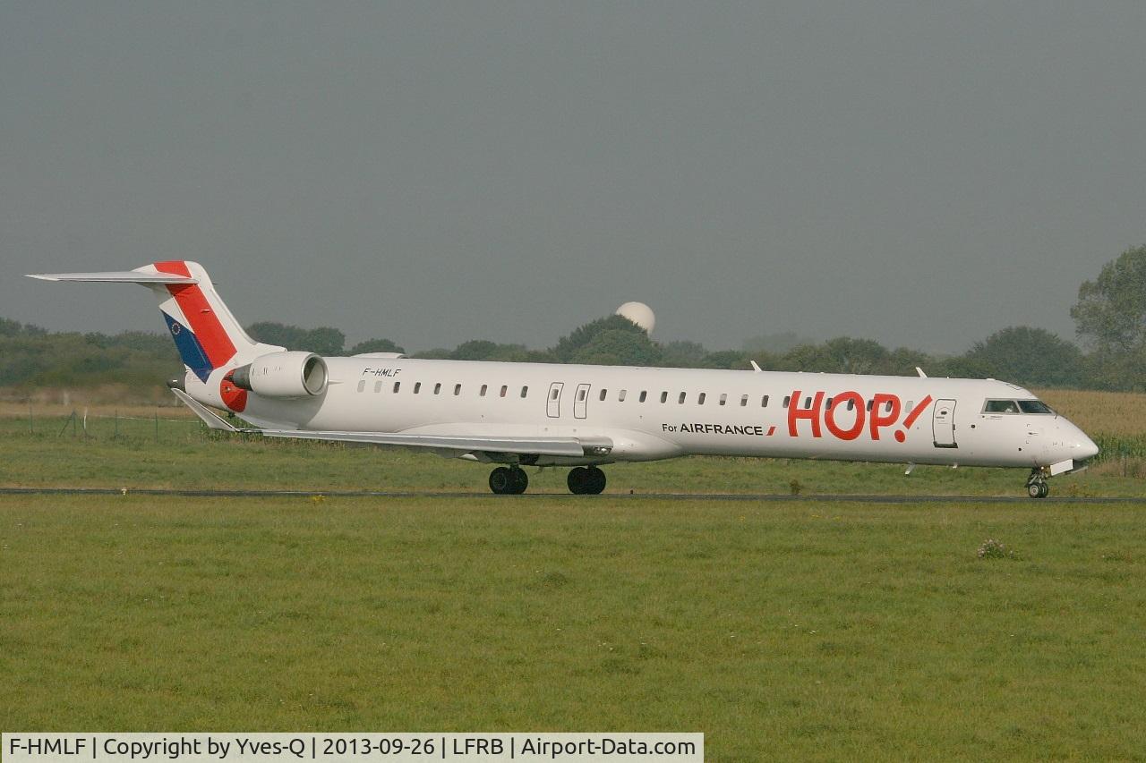 F-HMLF, 2010 Bombardier CRJ-1000EL NG (CL-600-2E25) C/N 19010, Canadair Regional Jet CRJ-1000, Taxiing to holding point rwy 25L, Brest-Bretagne airport (LFRB-BES)