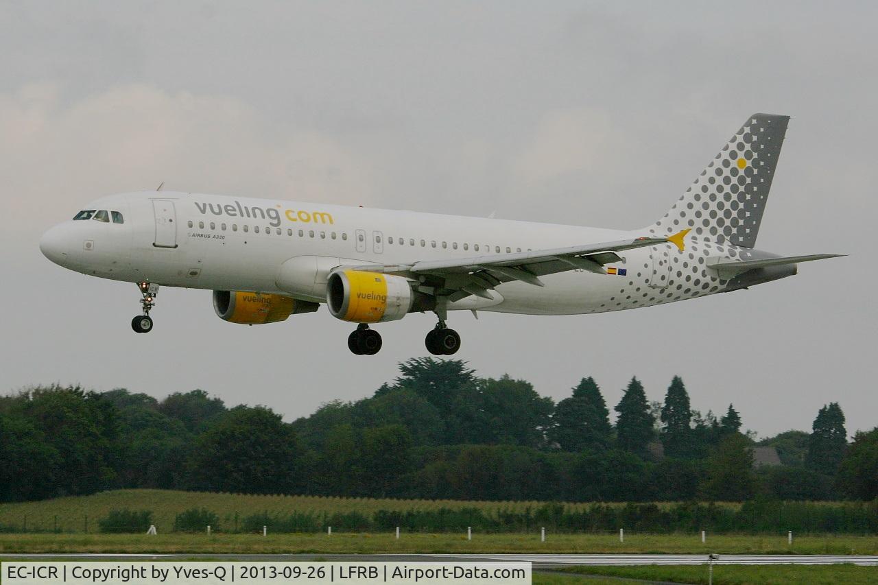 EC-ICR, 1991 Airbus A320-211 C/N 240, Airbus A320-211, On final rwy 25L, Brest-Bretagne airport (LFRB-BES)